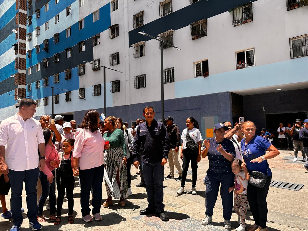 Gobierno Nacional entrega rehabilitación integral del Urbanismo La Paz y beneficia a más de 4.000 familias en Caracas